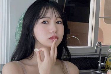 横野すみれ、キッチンでダイナマイト炸裂