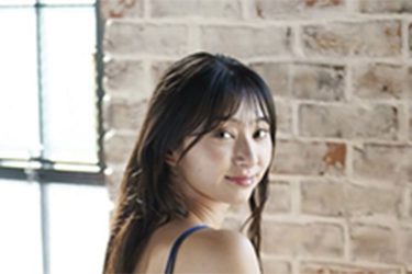 桑田彩、デニムずり落ち…ド迫力ヒップ