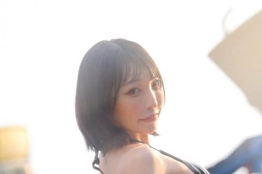 まいてぃ、プールサイドの圧巻美ヒップ