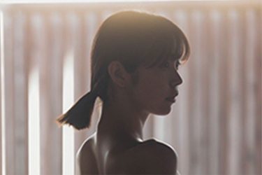 真中つぐ、薄明りの艶ヒップ