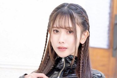 名取くるみ、こんもり谷間と艶ハイレグ