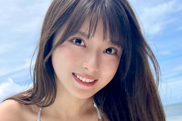 まるぴ、微笑みの美バストライン