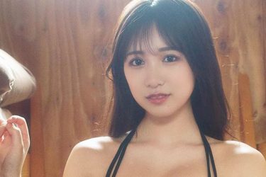 横野すみれ、二段ベッドの間でボンキュッボン