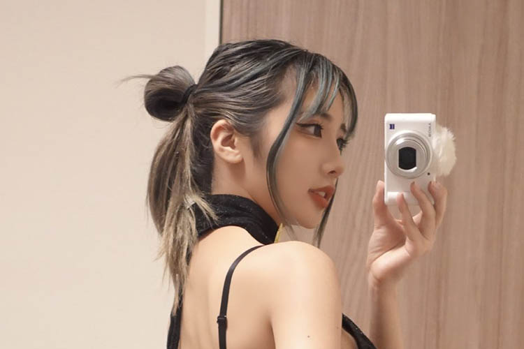yunocy、曲線が美しい黒ランジェリー&網ニーハイの画像1