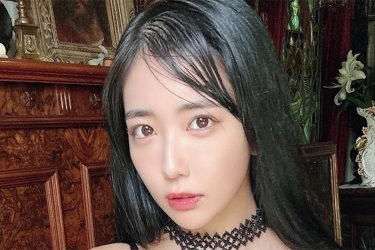 天羽希純、ピアノとコルセット…芸術的困惑ポスト