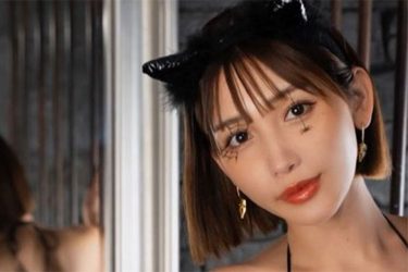 小島みゆ、鏡越しのメリハリ美ボディ