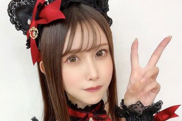 名取くるみ、フリフリで魅惑の谷間