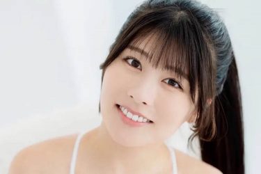 ちとせよしの、清純に大胆チラ見せショット