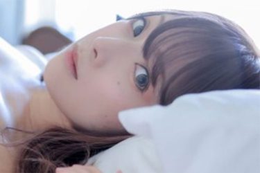 宮本彩希、仰向けチラリの絶景