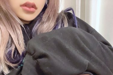 yunocy、衝撃のまくり上げショット