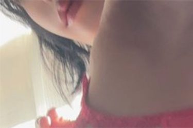 まいてぃ、真っ赤なド迫力ヒップ