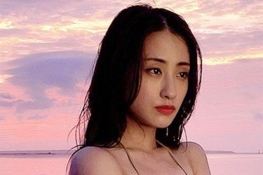 澄田綾乃、夕焼けの色っぽ美女