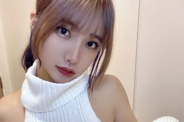 yunocy、真っ白ニットでチラリ…