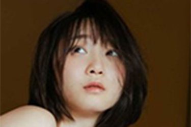 伊織もえ、刺激的な純白ランジェリー