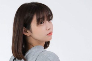 真中つぐ、スニーカーと競泳水着の艶ヒップ