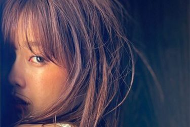 相原美咲、暗闇で輝く圧巻のヒップ