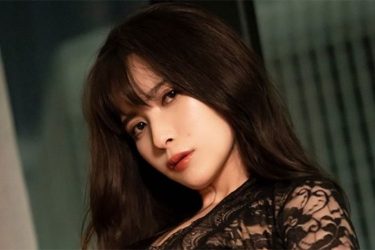 JILL、圧巻の極上美脚