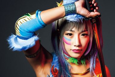 ウナギ・サヤカ、極彩色に翔ける1st写真集『極彩人』では超貴重オークション&激レア関連アイテムも