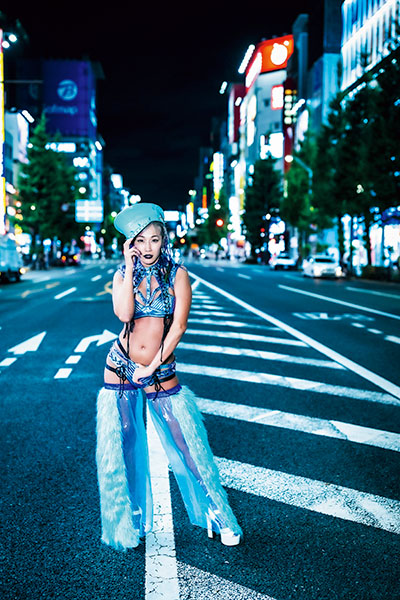ウナギ・サヤカ、極彩色に翔ける1st写真集『極彩人』書影大公開の画像2