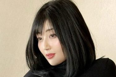 新藤まなみ、パンスト姿の大胆開脚