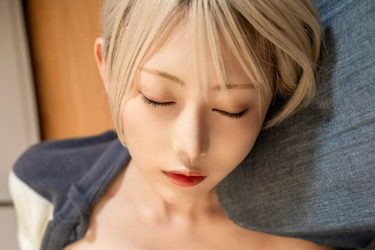 篠崎こころ、はだけバストの無防備な寝姿