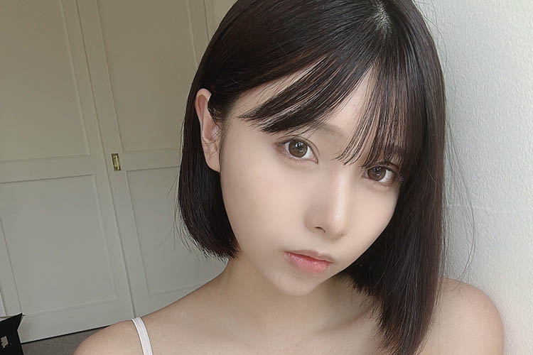三橋くん、こぼれそうなバストを「揉む?」と誘惑の画像1