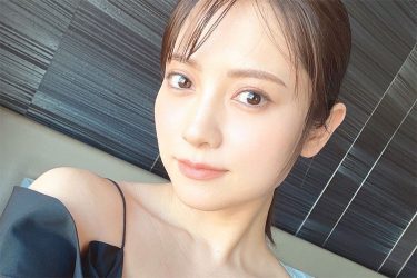 桃月なしこ、胸元ザックリでにっこり