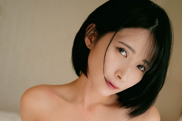 JILL、慈愛に満ちた美谷間の艶姿の画像1