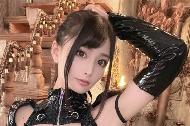 赤羽もも、エナメル戦闘服でにっこり