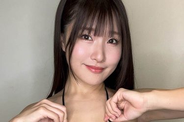 原つむぎ、まん丸ムチムチの黒ビキニショット