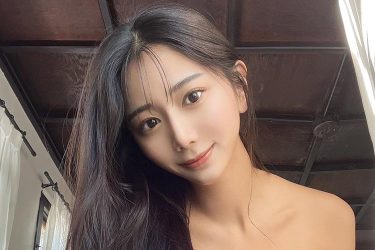 斎藤恭代、圧倒的な美貌と美谷間