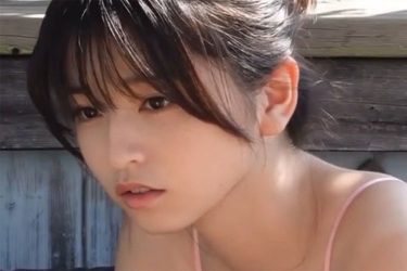 佐々木ほのか、あどけない表情で魅せる四つん這い