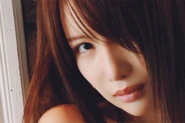 琴井ありさ、流し目とグラマラスボディ