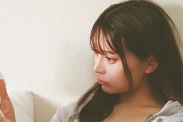 似鳥沙也加、ノーブラで読書