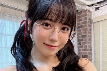 東雲うみ、サンタビキニでにっこり