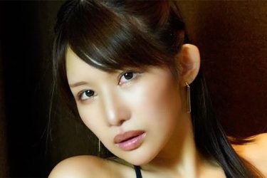 琴井ありさ、強めのムチムチ黒ビキニ