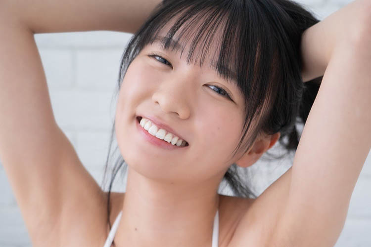 椿野ゆうこ、美谷間&両脇全開のスマイルショットの画像1