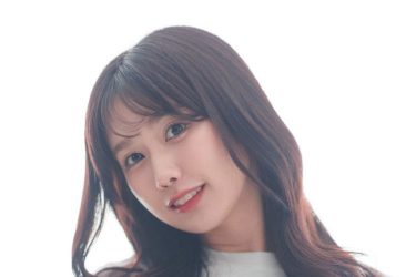 相原美咲、めくり上げまん丸バストに熱視線