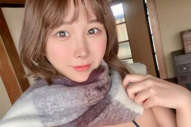 日向葵衣、マフラー×ビキニの衝撃コーデ