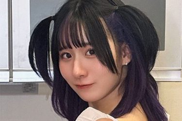 やしろじゅり。裸エプロン?でにっこり