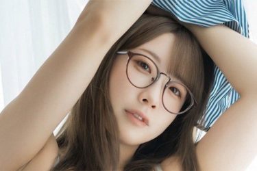 大河もも、脱ぎかけ「モチッ」ボディ