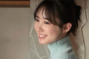 横野すみれ、もこもこ大胆ニットでにっこり