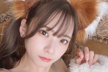 紅羽りお、撫でたくなるキツネ美女