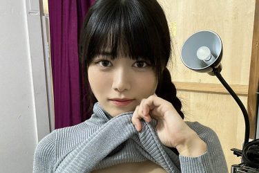 東雲うみ、ニットめくり上げ…魅惑の「どうぞ」