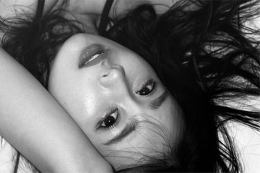 相原美咲、美ボディ際立つモノクロ写真