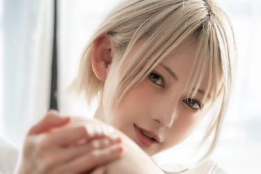 篠崎こころ、靴下脱ぎかけで魅惑の隙間