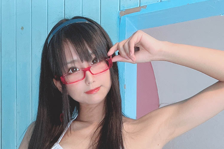 柳丸、メガネ姿&変形ビキニのギャップの画像1