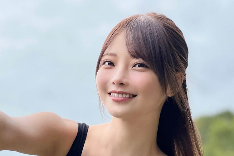 新谷姫加、弾ける笑顔と美谷間の画像1