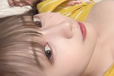 篠原みなみ、はだけ寝そべり上向きセルフィ