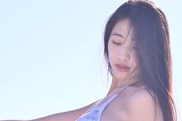 岡本杷奈、グラビア魂宿る極上ライン